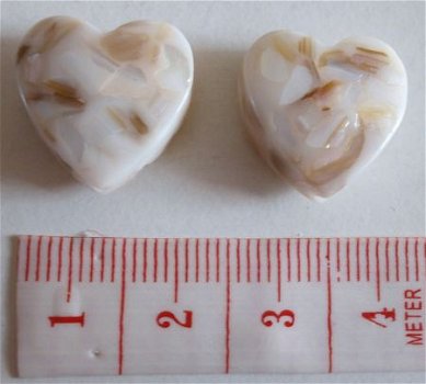 Kraal kunststof hartje met stukjes parelmoer 16 x 16 mm. - 1