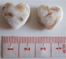 Kraal kunststof hartje met stukjes parelmoer 16 x 16 mm.