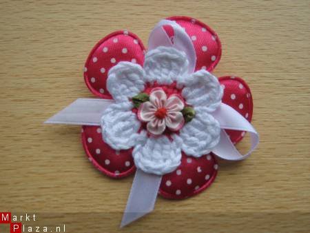 ** Satijnen polkadot broche met gehaakte bloem (fuchsia) - 0