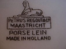 Melkkannetje Petrus Regout gemaakt tussen 1935- 1960 9 cm