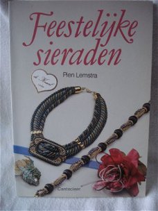 Feestelijke sieraden Pien lemstra eerste druk 1988 z.g..a.n.