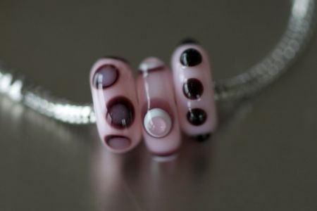 3 handgemaakte roze beads inclusief armband. - 1