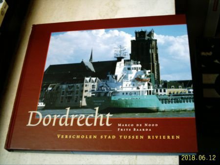 Dordrecht verscholen stad tussen de rivieren. - 1