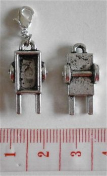 Diversen : Huisraad : Charm kruiwagen 22 x 11 mm. - 1