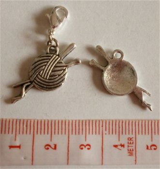 Diversen : Hobby : Charm bol wol met naalden 26 x 11 mm. - 1