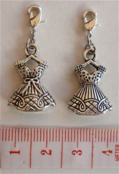 Diversen : Kleding : Charm jurkje 22 x 15 mm. - 1