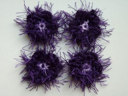 ** Setje van 4 gehaakte fluffy bloemetjes (donkerpaars) - nr. 1