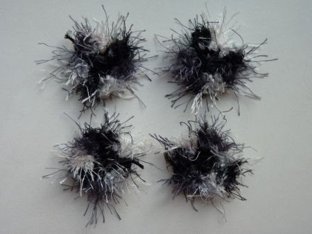 ** Setje van 4 gehaakte fluffy bloemetjes (zwart/grijs) - nr. 1