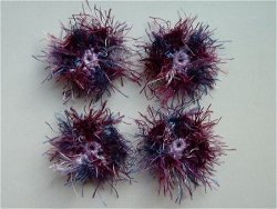 ** Setje van 4 gehaakte fluffy bloemetjes (paarse tinten)