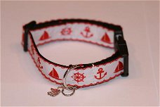 Stoere halsband wit met rode bootjes