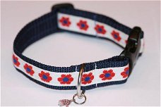 Blauwe halsband met rode bloemetjes