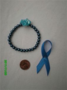 PARELARMBAND MET FIMO BLOEM DONKERBLAUW ME LINTJE