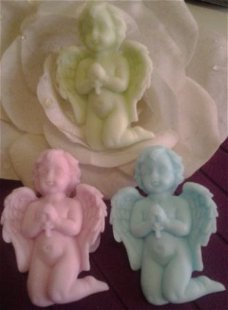 zeep zeepjes/biddend engeltje met kruisje(communie