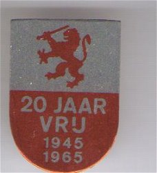 20 jaar vrij 1945/1965 blik speldje ( C_159 )