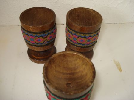 3 houten handgedraaide eierdopjes met sierlint - 1
