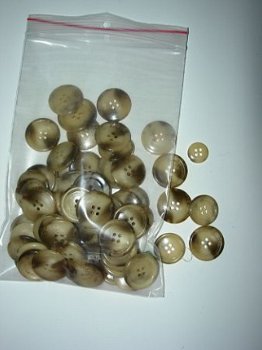 Zand-kleurige hornachtige knoop/knopen (25 mm) - 1