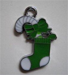 bedeltje/charm emaille :kerstsok groen - 27x18 mm(nog 12)