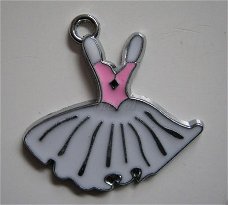 bedeltje/charm emaille :balletjurkje wit- 30x31 mm (nog 5)