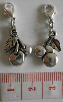 Natuur : Fruit : Charm kersjes 17 x 13 mm. - 1