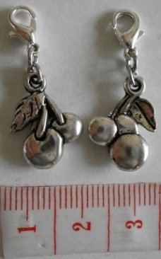 Natuur : Fruit : Charm kersjes 17 x 13 mm.