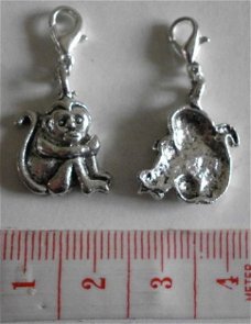 Natuur : Dieren : Charm aapje 20 x 17 mm.