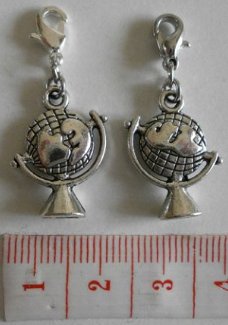 Huisraad : Charm globe 21 x 15 mm.