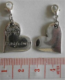 Love : Charm hartje faithfulness 21 x 18 mm.