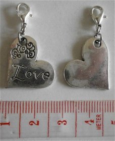 Love : Charm hartje love 21 x 18 mm.