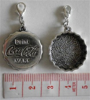 Voedsel : Charm coca cola dopje 24 x 23 mm. - 1