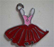 bedeltje/charm emaille:balletjurkje rood - 30x31 mm(nog 12)