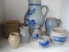 8 Potjes en kruiken van Keuls aardewerk grijs beige en blauw