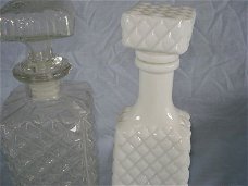 2 retro glazen karaffen 1 blank glas en 1x wit h 25 cm puntg