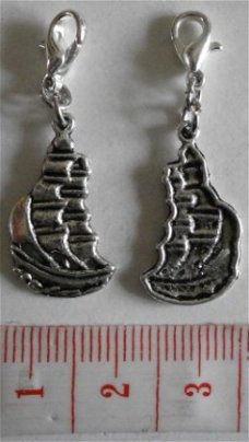 Diversen : Zee - strand : Charm zeilschip 22 x 13 mm.