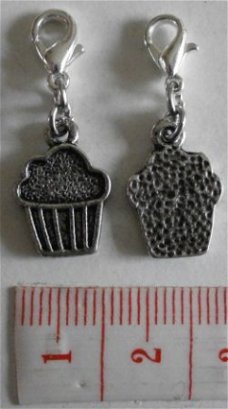 Voedsel : Charm muffin / cupcake 16 x 11 mm.