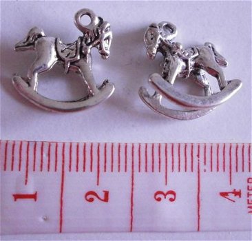 Baby : Bedel hobbelpaardje 15 x 14 mm. ! - 1