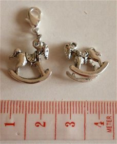 Baby : Charm hobbelpaard 15 x 14 mm.