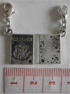 Seizoen : Zomer : Vakantie : Charm paspoort 18 x 12 mm.