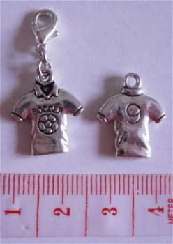 Sport : Voetbal : Charm voetbalshirt 18 x 15 mm. - 1