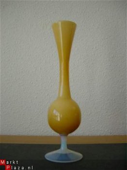 Zachtgele hand geblazen vaas met wit gemeleerde voet - 1