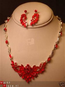 KETTING MET BIJPASSENDE OORBELLEN ROOD EN CRYSTAL