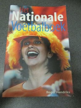 Het nationale voetbalboek. Roger Hendriks. - 1