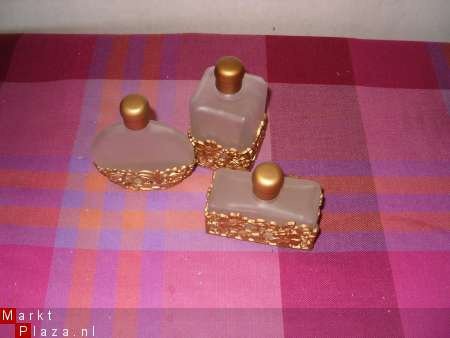 3 flacons van matglas met goudkleur omhulsel - nr. 1
