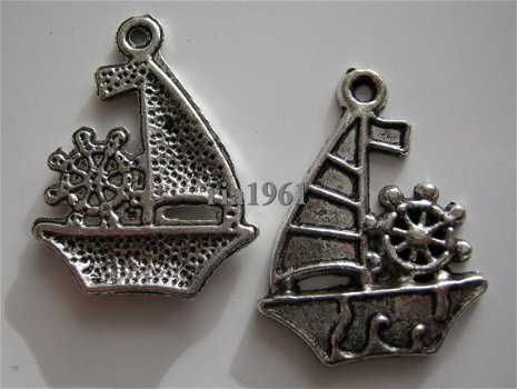 bedeltje/charm vervoer:zeilboot met roer (ZWAAR) - 28x22 mm - 1