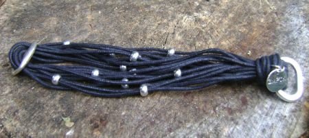 Mooie brede armband met stoere sluiting. (zwart) - 3