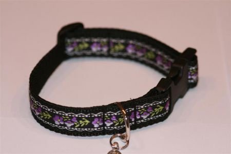 Zwart met paarse bloemetjes halsband - 1