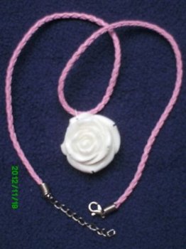 bloem hanger witte roos met roze leren ketting hip +trendy - 1