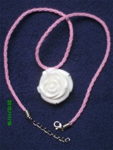 bloem hanger witte roos met roze leren ketting hip +trendy