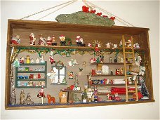 wandkastje kerst poppenhuis met meer dan honderd figuurtjes