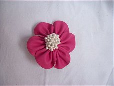 mooie leren bloem als corsage en  broche fuchia