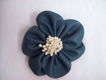 mooie broche bloem corsage leer donkerblauw - 1 - Thumbnail